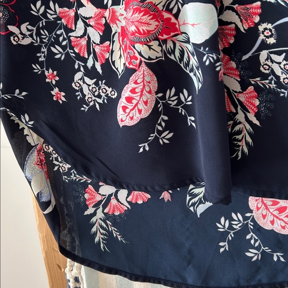 New York & Co navy blue background Floral pattern cap sleeve blouse. Like New. - Picture 2 of 6